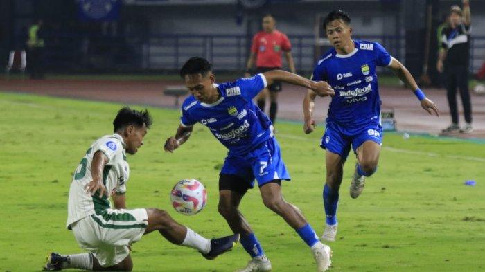BEREBUT BOLA - Winger Persib Bandung Beckham Putra saaggt berebut bola dengan pemain PSS Sleman di Stadion Gelora Bandung Lautan Api (GBLA) pada pekan ke-31 Liga 1 2024/2025, Sabtu (26/4/2025). Laga berakhir dengan kemenangan Persib Bandung 3-0.