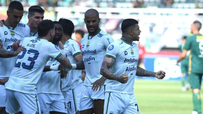 Pemain Persib Bandung merayakan gol yang dicetak Ciro Alves di menit ke-4 pada laga melawan Persebaya Surabaya di Stadion Gelora Bung Tomo, Sabtu (7/10/2023). Persib menang 3-2 atas Persebaya.