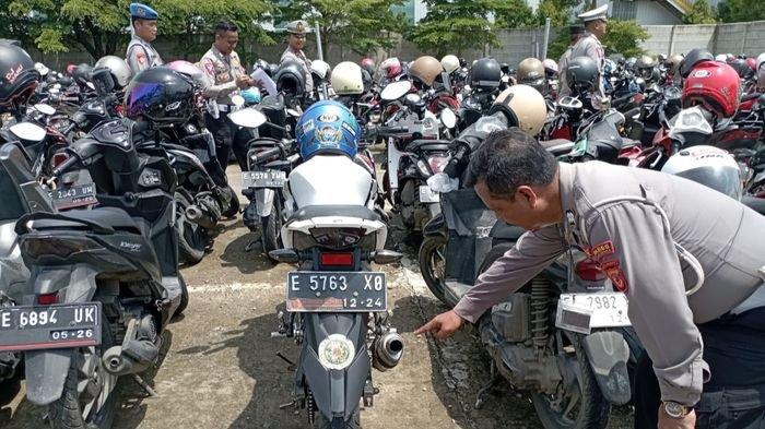 Personel Satlantas Polres Majalengka saat merazia sepeda motor berknalpot bising di lahan parkir kendaraan PT Shoetown Ligung Indonesia, Kecamatan Ligung, Kabupaten Majalengka, Sabtu (13/1/2024).