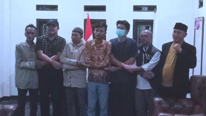 Pertemuan dokter RSUD Sumedang dengan Ardiansyah Afandi, suami almarhumah Mamay Maida, di Balai Desa Buana Mekar, Kecamatan Cibugel, Kabupaten Sumedang, Rabu (4/10/2023) malam.