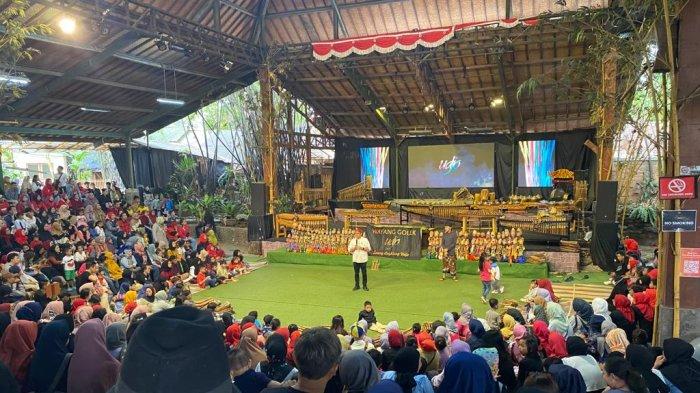 Pertunjukan di Saung Angklung Udjo, Jalan Padasuka, Kota Bandung.