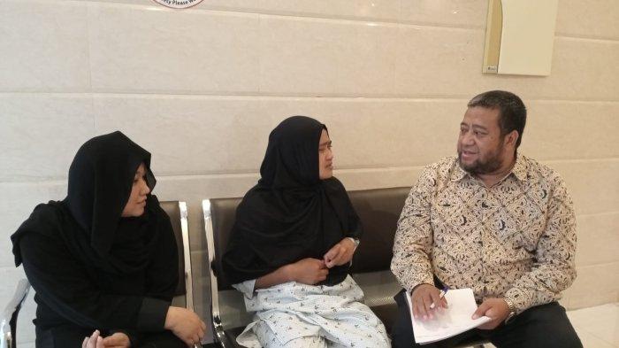 Petugas dari Kantor Perwakilan KBRI Riyadh saat mengunjungi Ela Lastari (tengah) di tempat penampungan pekerja migran Indonesia di Kota Dammam, Arab Saudi.