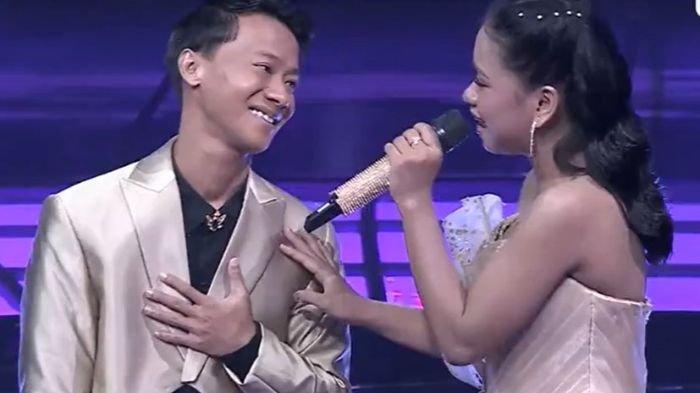 PENAMPILAN GRUP 3 - Peserta D Academy 7 Grup 3, Robi asal Jakarta dan April asal Cirebon di babak Top 40 pada Rabu (3/7/2025).