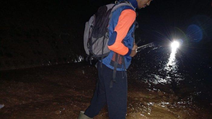 Petugas BPBD Majalengka saat memantau longsor susulan di jalan nasional Majalengka-Kuningan, Kecamatan Cikijing, Kabupaten Majalengka, Sabtu (16/3/2024) malam.