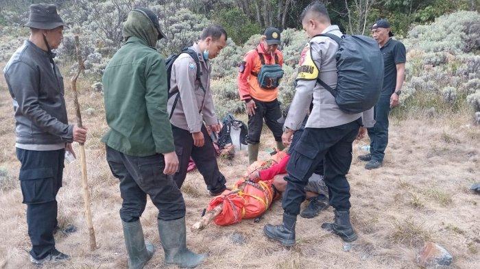 Petugas gabungan berhasil mengevakuasi mayat tanpa identitas di Kawasan Gede-Pangrango, Minggu (17/9/2023).