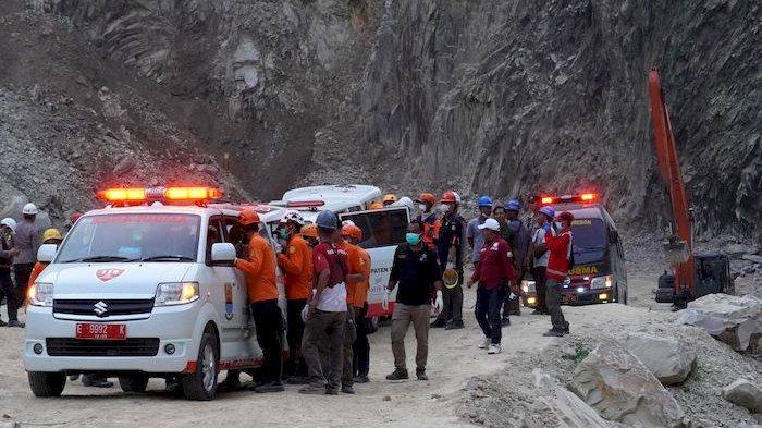 EVAKUASI JENAZAH - Petugas gabungan membawa jenazah korban tertimbun longsor menggunakan ambulans, di lokasi longsor Tambang Galian C, Gunung Kuda, Desa Cipanas, Kecamatan Dukupuntang, Kabupaten Cirebon, Jawa Barat, Sabtu (31/5/2025) sore. Setelah dilakukan pengerukan material batu di lokasi longsor, petugas gabungan kembali menemukan dan mengevakuasi tiga korban tewas tertimbun longsor di tempat kejadian pada Sabtu, 31 Mei 2025 sore. Dengan tiga korban ditemukan, tersisa delapan korban lainnya yang masih tertimbun di lokasi kejadian. (TRIBUN JABAR/GANI KURNIAWAN)