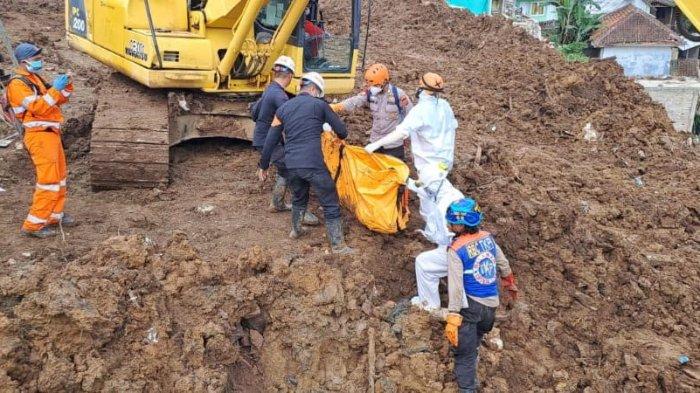 Petugas gabungan saat mengevakuasi jenazah korban gempa di Kampung Cijedil, Kecamatan Cugenang, Kabupaten Cianjur, Minggu (18/12/2022).
