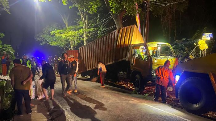 Petugas mengevakuasi kendaraan truk dan mini bus yang sempat menutup Jalan Kolonel Masturi (Kolmas) Desa Jambudipa, Kecamatan Cisarua, Kabupaten Bandung Barat (KBB) usai terlibat kecelakaan pada Selasa (22/7/2025) malam