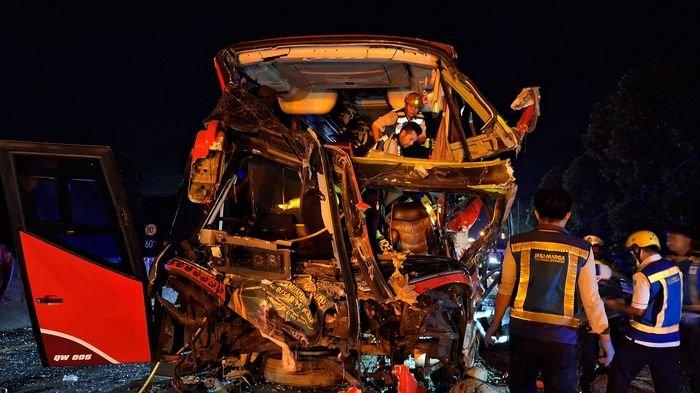 Petugas saat mengevakuasi korban dari dalam bus PO Qonita yang mengalami kecelakaan di Tol Cipularang, Purwakarta, Jawa Barat, Kamis (26/12/2024) dini hari.