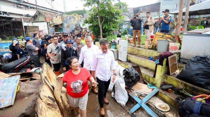 Penjabat Gubernur jabar Bey Machmudin bersama Pj Wali Kota Bandung Bambang Tirtoyuliono meninjau penanganan pascabanjir bandang yang melanda kawasan Braga Kota Bandung, Jumat (12/1/2024).