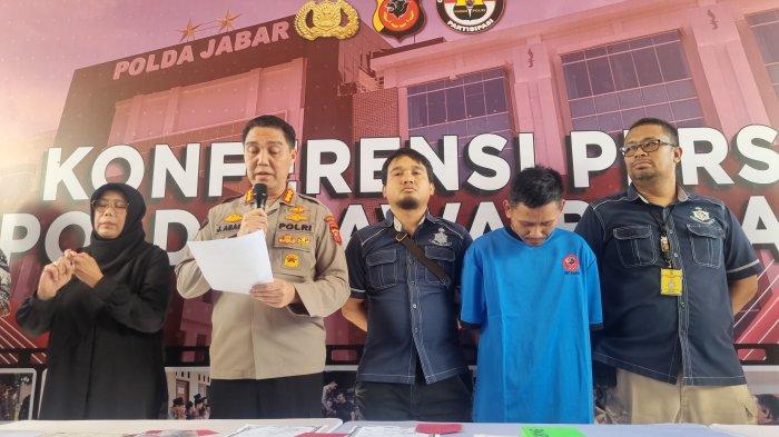 Polisi akhirnya menunjukkan Pegi alias Perong ke publik. Pegi ditetapkan sebagai salah satu tersangka pembunuhan Vina dan Rizky di Cirebon pada 2016.