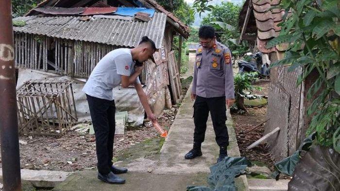 Polisi melakukan olah TKP kasus penganiayaan dengan menggunakan senjata tajam di Kampung Kebon RT 04/04, Desa/Kecamatan Ganeas, Kabupaten Sumedang, Senin (5/2/2024).