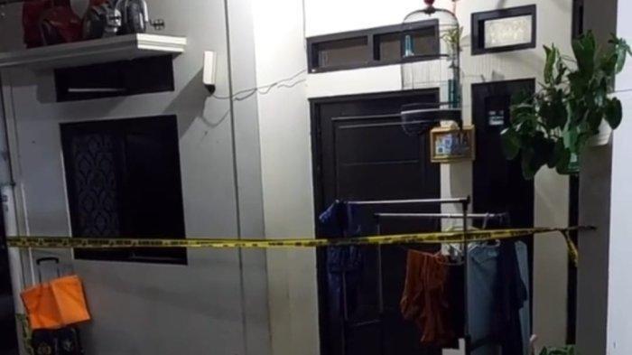 Polisi memasang police line di rumah kontrakan di Jagakarsa, Jakarta Selatan, yang menjadi TKP pembunuhan empat bayi oleh ayah kandungnya sendiri, Rabu petang, 6 Desember 2023.