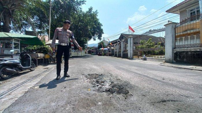 Polisi saat cek TKP kebakaran sepeda motor