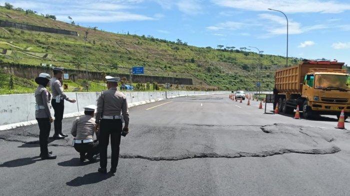 PENGECEKAN PERGERAKAN TANAH - Polisi tengah melakukan pengecekan pergerakan tanah yang terjadi di sekitar Jalan Tol Cisumdawu, tepatnya di Blok Binong–Bojongtotor, Desa Sirnamulya, Kecamatan Sumedang Utara, Kabupaten Sumedang, Jumat (23/5/2025). Humas Polres Sumedang