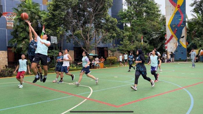 Politeknik STIA LAN Bandung mencatatkan prestasi luar biasa dengan berhasil meraih Juara Umum dalam rangkaian perlombaan Dies Natalis ke-64 LAN RI. Prestasi ini menjadi bukti nyata kerja keras, dedikasi, dan sinergi dari seluruh civitas akademika, yang menunjukkan keunggulannya di berbagai bidang kompetisi.
