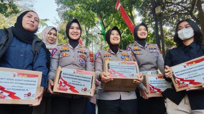 Polwan Polrestabes Bandung membagikan sembako sambil sosialisasi bahaya narkoba kepada warga dan para pelajar di Kelurahan Kebon Jeruk, Andir, Kota Bandung, Kamis (24/8/2023).