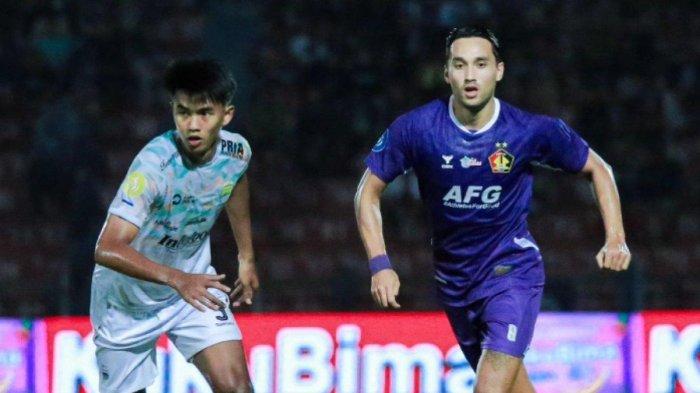 Potret winger Persik Kediri eks Persib Bandung, Ezra Walian (kanan) saat bertemu dengan mantan timnya pada pekan kesembilan Liga 1 2024, Senin (28/10).