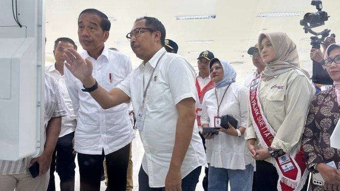 Presiden Joko Widodo menyempatkan diri meninjau layanan samsat digital saat meresmikan revitalisasi Terminal Leuwipanjang akhir pekan lalu.