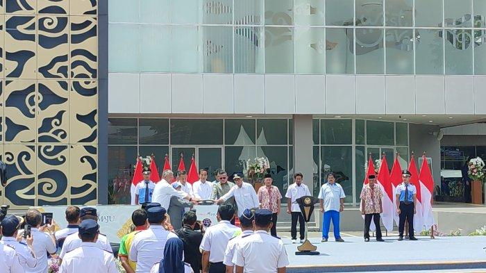 Presiden Joko Widodo meresmikan dua terminal tipe A di halaman terminal Leuwipanjang, Kota Bandung, Sabtu (4/2/2024).