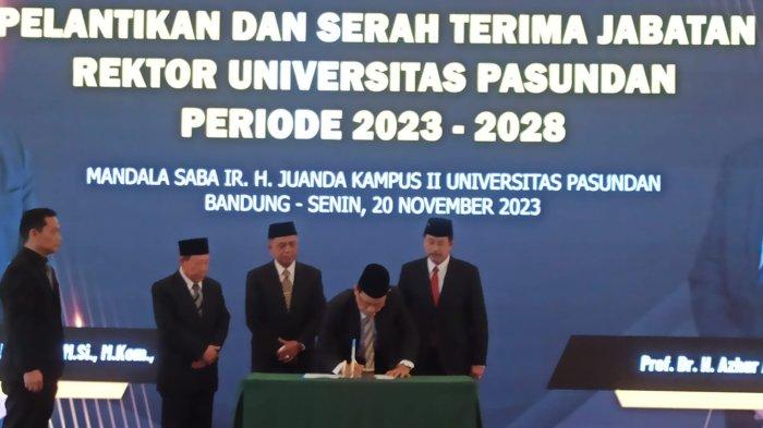 Prof. Dr. H. Azhar Affandi, S.E., M.Sc. resmi dilantik sebagai Rektor Universitas Pasundan (Unpas) Periode 2023-2028 di Aula Mandala Saba Kampus II Unpas Jalan Taman Sari, Bandung, Senin (20/11/2023).