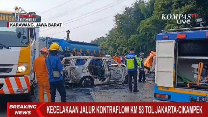 Proses evakuasi mobil SUV yang terlibat kecelakan maut di Tol Jakarta-Cikampek hangus terbakar dan ringsek