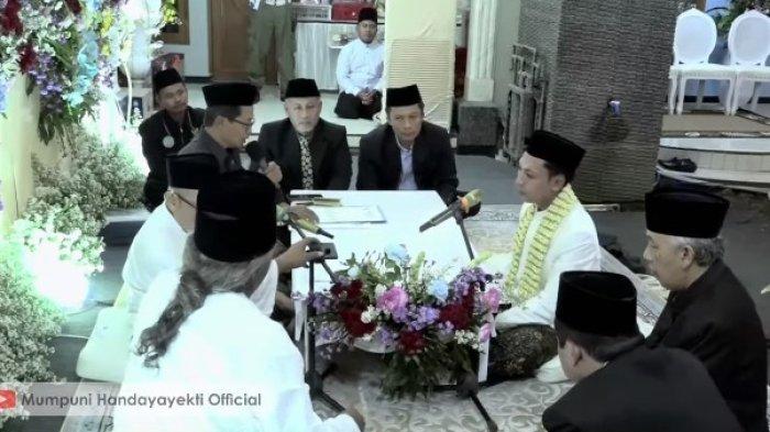 Prosesi akad nikah Gus Fitroh dan Ustazah Mumpuni Handayayekti di Desa Gentasari, Kecamatan Kroya, Cilacap, Jawa Tengah, pada Selasa (25/4/2024).