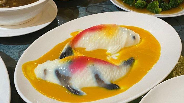 Puding berbentuk ikan koi menjadi dessert yang biasanya disajikan pada saat merayakan Tahun Baru Imlek. Hidangan ini tersaji di Harris Hotel Festival Citylink, Jalan Peta No 241, Kota Bandung, Kamis (12/1/2022).
