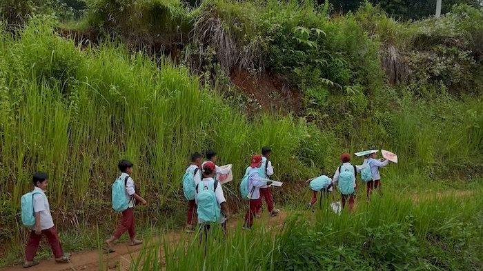Anak-anak MI Cangkuang, Kecamatan Rongga, KBB, kembali menyusuri jalan hutan saat pulang sekolah.
