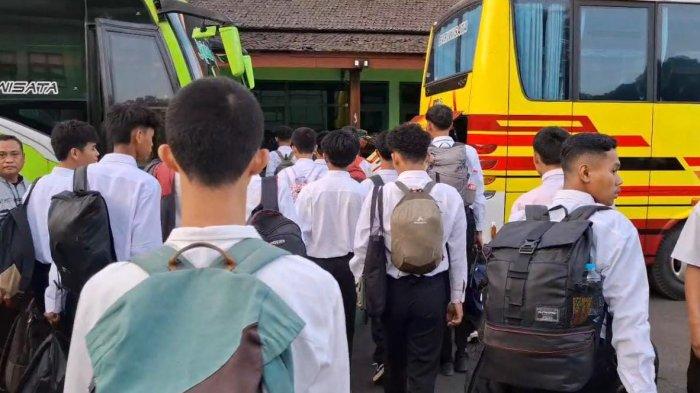 BERANGKAT KE BANDUNG - Puluhan siswa asal Purwakarta hendak pergi Rindam III/Siliwangi di Kota Bandung untuk jalani pendidikan berkarakter, Senin (5/5/2025).