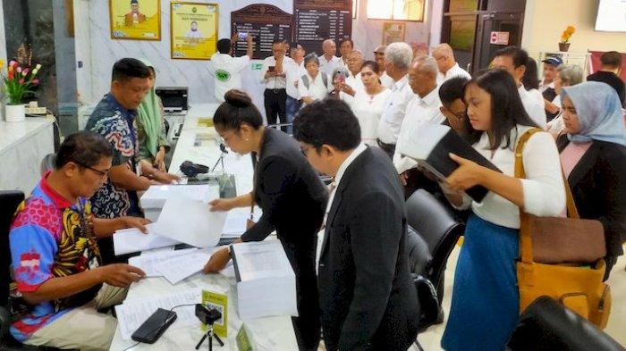 Puluhan warga Kota Cirebon mengajukan gugatan Judicial Review (JR) terhadap Peraturan Daerah (Perda) Nomor 1 Tahun 2024 tentang Pajak dan Retribusi ke Mahkamah Agung (MA) melalui Pengadilan Negeri Cirebon, Jumat (2/8/2024).