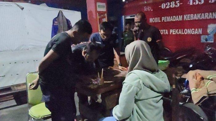 CURHAT KE DAMKAR - Rindika Putri (23) warga Kota Pekalongan, curhat ke petugas damkar Kota Pekalongan. Putri karena sudah jadi korban penipuan sepeda listrik melalui marketplace Facebook pada Jumat (14/3/2025).