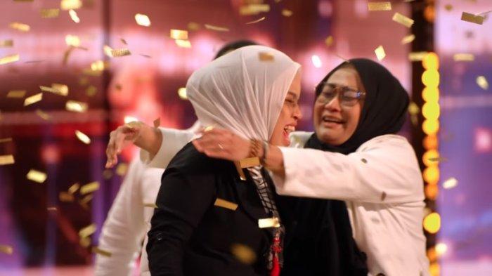 Putri Ariani dipeluk sang ibunda, Reni Alfianty setelah mendapatkan Golden Buzzer dari Simon Cowell di acara America's Got Talent, Selasa (6/6/2023).