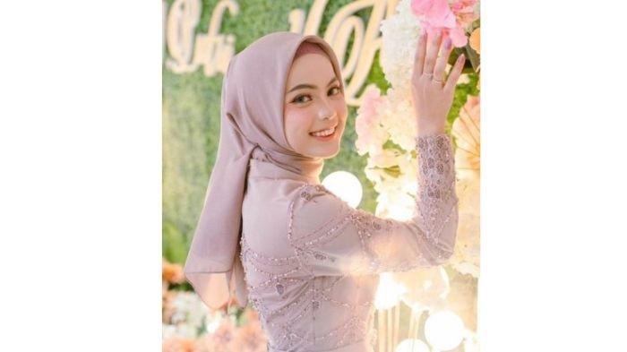 Putri Isnari lamaran