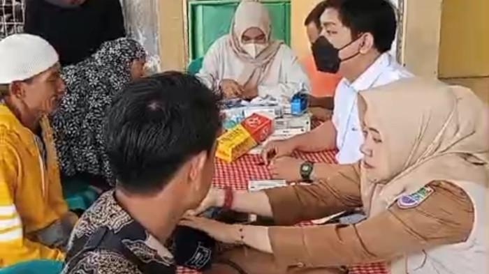 RESES - Hj. Tina Wiryawati, SH., MM., Anggota Komisi III DPRD Provinsi Jawa Barat dari Fraksi Gerindra, menghidupkan semangat pengabdian melalui kegiatan sosial dalam momen resesnya yang digelar dua hari berturut-turut, Senin dan Selasa (21-22/7/2025), di wilayah pelosok Kabupaten Ciamis.