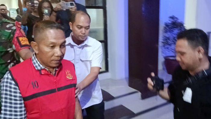 TERSANGKA KORUPSI - RN, satu dari empat tersangka kasus penyelewengan dana PIP SMAN 7 Cirebon saat dihadirkan di Kejari Kota Cirebon, Selasa (22/7/2025) malam. RS satu-satunya tersangka dari pihak eksternal sekolah.