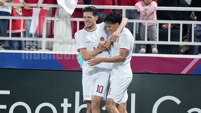 Pemain Timnas Indonesia, Rafael Struick (kanan) dan Justin Hubner, melakukan selebrasi setelah terciptanya gol dari Skuad Garuda.