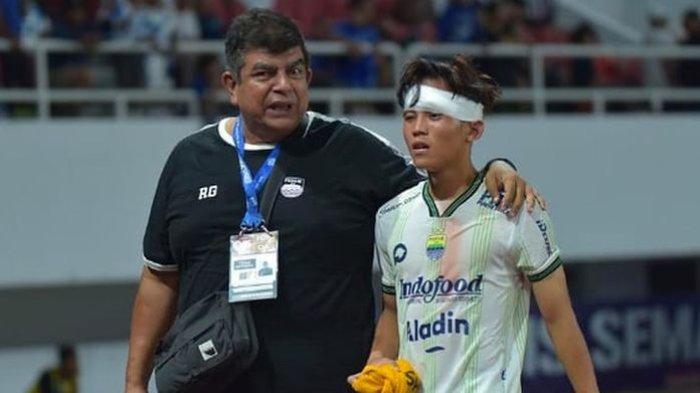 Rafi Ghani dan Arsan Makarin yang mengalami cedera saat Persib Bandung berhadapan dengan PSIS Semarang.