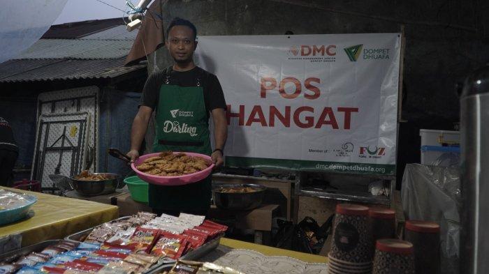 BANTUAN UNTUK PENYINTAS BANJIR - Disaster Management Center (DMC) Dompet Dhuafa telah memberikan bantuan sejak hari pertama pasca-bencana banjir di Cisarua, Bogor. Bantuan yang diberikan mencakup penyediaan makanan, perlengkapan tidur, hingga aksi tanggap darurat untuk membersihkan wilayah terdampak.