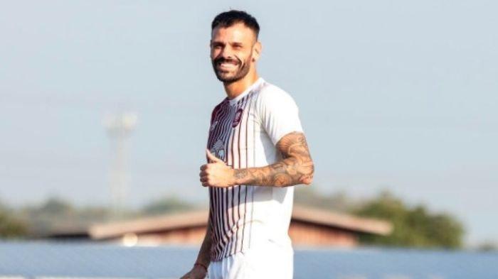 Pemain Persib Bandung yang dipinjamkan ke Ratchaburi FC, Tyronne del Pino, dalam sesi latihan.