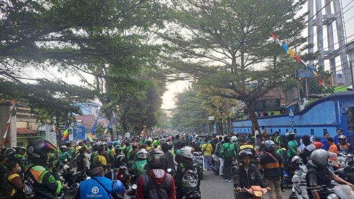 Ratusan Driver Online berkumpul di Jalan R Syamsudin SH setelah bentrokan di depan Balai Kota Sukabumi.