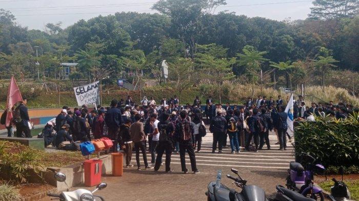 Ratusan Mahasiswa Universitas Padajaran bergerak menuju ke Gedung Dewan Perwakilan Rakyat (DPR) RI, Jakarta, dari Kampus UNPAD Jatinangor, Sumedang, Kamis (22/8/2024).