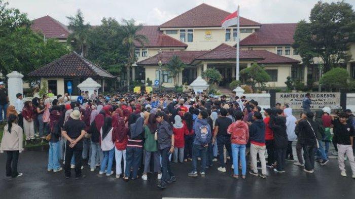 UNJUK RASA - Ratusan buruh PT Yihong Novatex Indonesia menggelar aksi unjuk rasa di depan Kantor Bupati Cirebon, Senin (17/3/2025). Mereka menuntut kejelasan nasib setelah menjadi korban PHK massal.