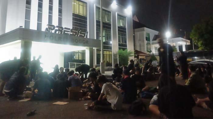 Ratusan suporter PSIS Semarang diamankan di Mapolres Bogor pasca bentrok dengan pendukung Persita Tangerang di Rest Area KM 21, Kecamatan Gunungputri, Kabupaten Bogor