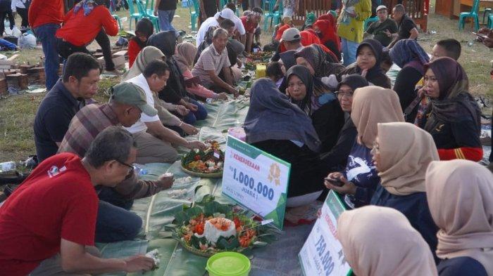 Warga Desa Cisurat, Kecamatan Wado, Kabupaten Sumedang merayakan Hari Ulang Tahun (HUT) RI ke-79 dengan cara lomba memasak nasi yang digagas Dony Ahmad Munir, Minggu (4/8/2024) sore.
