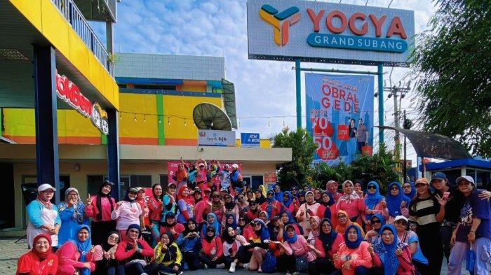 Dalam rangka memperingati Hari Ibu sekaligus sebagai kado akhir tahun untuk pelanggan setia, Smartfren mempersembahkan program istimewa yang bertajuk “1.000 Kado untuk Ibu”.