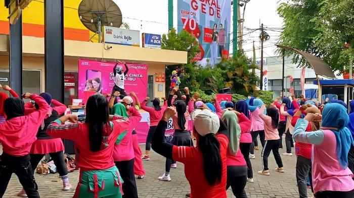 Dalam rangka memperingati Hari Ibu sekaligus sebagai kado akhir tahun untuk pelanggan setia, Smartfren mempersembahkan program istimewa yang bertajuk “1.000 Kado untuk Ibu”.
