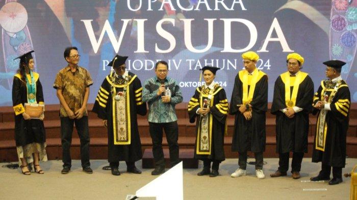 Upacara Wisuda Periode IV Tahun 2024 Universitas Kristen Satya Wacana (UKSW), di Balairung UKSW, Kamis (24/10/2024). Dalam momen bersejarah ini, Rektor UKSW Prof. Intiyas Utami hadir melepas 1.189 lulusan dari Program Diploma, Sarjana, Magister, dan Doktor.