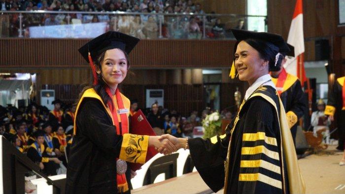 Upacara Wisuda Periode IV Tahun 2024 Universitas Kristen Satya Wacana (UKSW), di Balairung UKSW, Kamis (24/10/2024). Dalam momen bersejarah ini, Rektor UKSW Prof. Intiyas Utami hadir melepas 1.189 lulusan dari Program Diploma, Sarjana, Magister, dan Doktor.