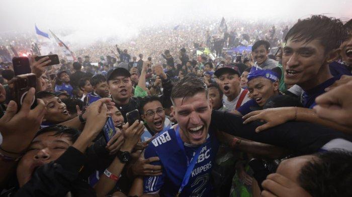 Ribuan bobotoh merangsek ke tengah lapangan usai pertandingan PERSIB melawan Persis Solo di Stadion Gelora Bandung Lautan Api, Sabtu, 24 Mei 2025.